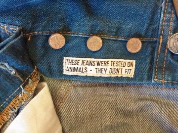 Надпись на бирке: "Эти джинсы испытывали на животных - они им не подошли".